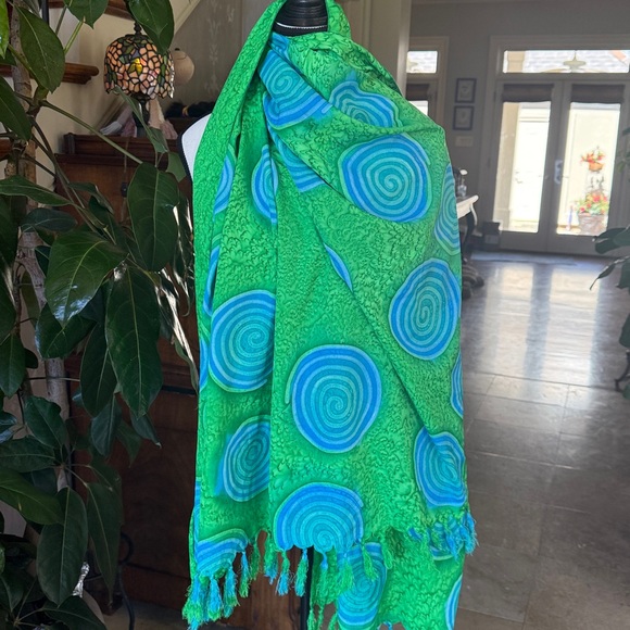 SCARF/WRAP ladies, vibrant, green and blue with tassels excellent condition - Picture 10 of 11